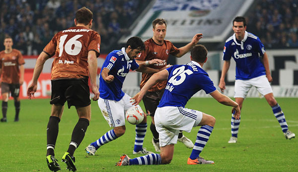 http://www.spox.com/de/1011/Bilder/schalke-pauli-600-3.jpg