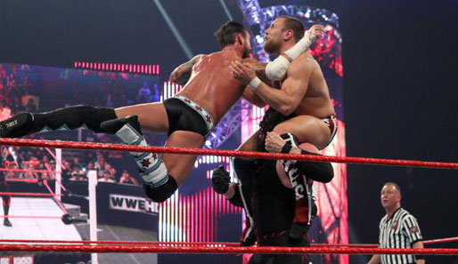 CM Punk kratzt Daniel Bryan per Springboard Clotheline von Kanes Schultern