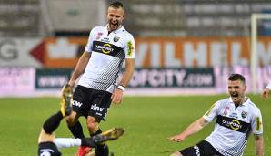 SCR Altach läuft mit Namen von Fans auf der Brust auf.