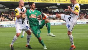 Armin Mujakic von Rapid Wien im Duell mit Gernot Trauner und Reinhold Ranftl vom LASK.