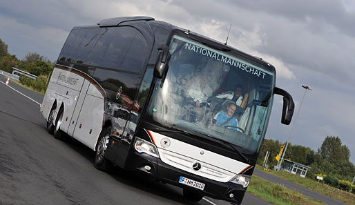 Der Travego M in seiner vollen Pracht: 456 PS bringen den 13 Meter langen Bus mit 8-Gang-Getriebe auf Fahrt