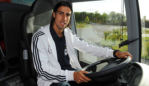 Ein Nationalspieler als Busfahrer: Sami Khedira übernimmt das Steuer, ein lederbezogenes Multifunktionslenkrad mit integrierter Tastenfunktion