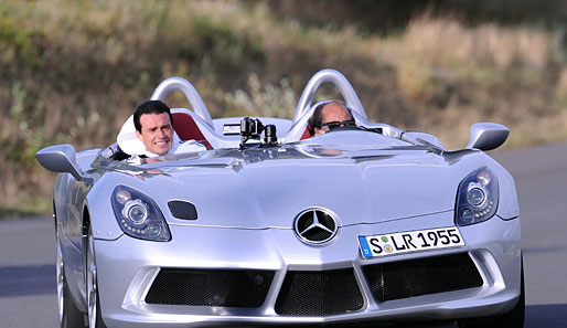 Piotr Trochowski genießt die Abenteuer-Fahrt im SLR McLaren Stirling Moss, auch wenn es ein wenig windig ist