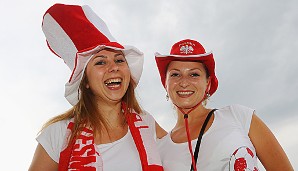 Diese beiden Fans der polnischen Nationalmannschaft freuen sich sichtlich auf die erste EM-Endrunde in ihrem Land