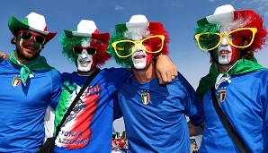 Bescheuerte Brillen scheinen auch in Italien in zu sein. Bei weißer Gesichtsbemalung fallen gelbe Zähne übrigens erst richtig auf