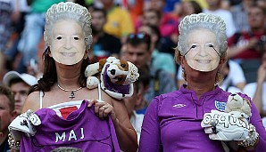 Hoher Besuch bei der EM 2012 in Polen und der Ukraine: Die Queen-Sisters! Seit über 60 Jahren regieren die Schwestern mit ihren getreuen Hunden Großbritanien