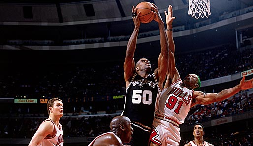 In der vorherigen Saison noch Teamgefährten: 1995 steigt Rodman gegen David Robinson von den Spurs zum Block hoch
