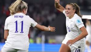 Bayern-München-Neuzugang Georgia Stanway (r.) entschied den Viertelfinal-Krimi gegen Spanien mit ihrem Traumtor in der Verlängerung.