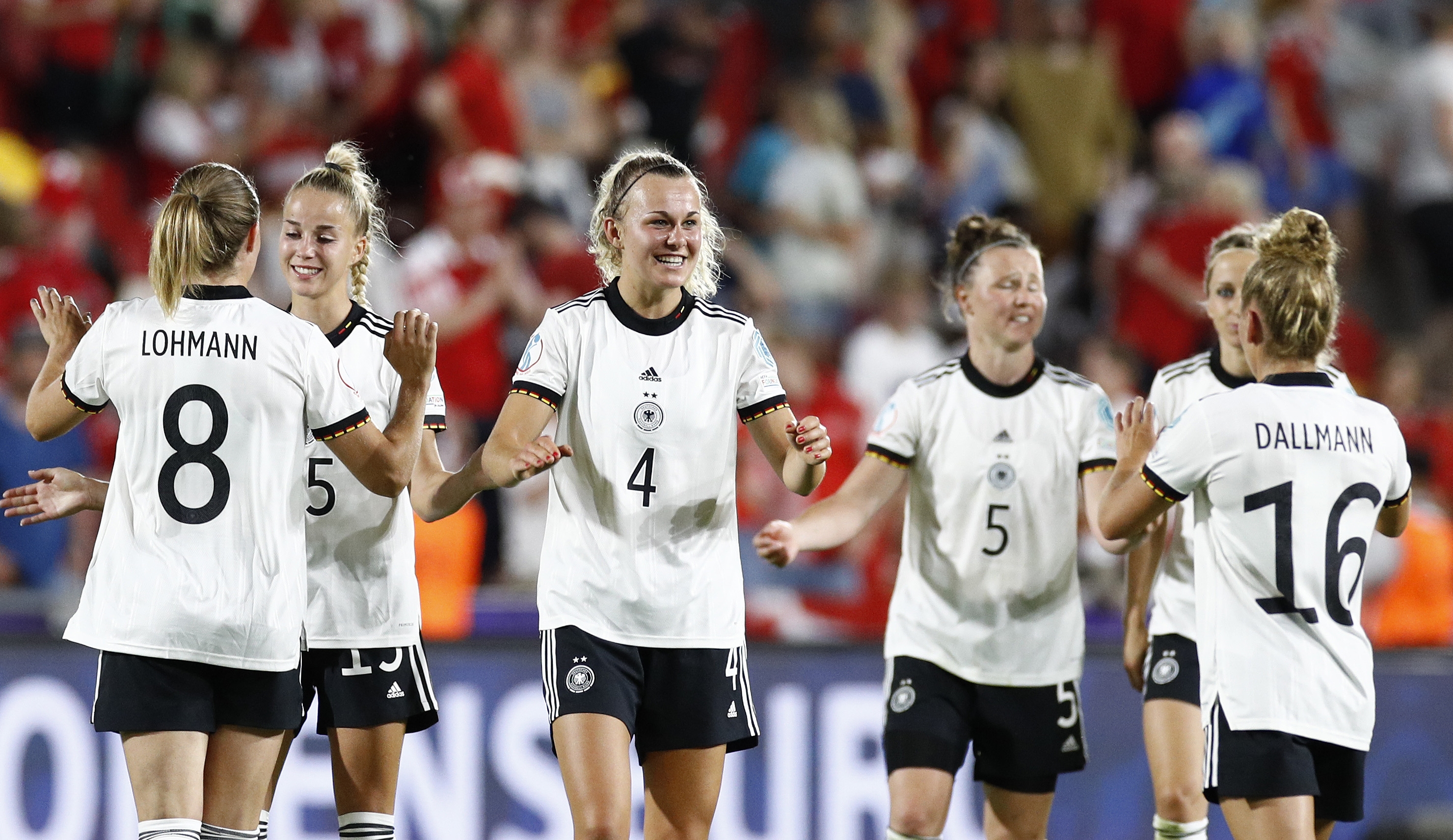 Anderes Kaliber für den unverhofften Titelanwärter: Voller Selbstvertrauen stimmen sich die DFB-Frauen nach dem EM-Traumstart auf den Spanien-Kracher ein.