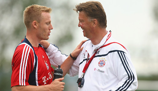 Der Eindruck täuscht: Bayern-Trainer Louis van Gaal und Christian Lell haben sich nicht viel zu sagen