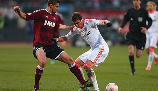 Bayerns Mario Mandzukic (r.) gegen Nürnbergs Per Nilsson (l.)