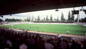 Das ursprünglich Bruchwegstadion wurde 1929 am Bretzenheimer Bruchweg eröffnet. 1951 wurde aus Trümmerschutt, darunter Fragmenten römischer Grabsteine, eine neue Tribüne erreicht. Bis zum Umzug 2011 spielte hier der 1. FSV Mainz 05.