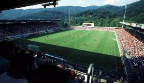 Das alte Dreisamstadion in Freiburg, heute als Schwarzwald Stadion bekannt, dient noch für diese Saison als Heimstätte des SC. Das kultige Stadion wurde mit den Jahren immer wieder erneuert, früher war es aber auch schön ...