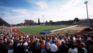 Der VfL Wolfsburg lief bis 2002 im Stadion am Elsterweg auf, danach ging es für die Wölfe in die schmucke VW-Arena. Die denkmalgeschützte Haupttribüne bereitet währenddessen der Stadt Sorgen. Womöglich entsteht auf dem Gelände eine Mehrzweckhalle.