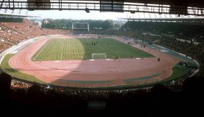 Das Rheinstadion in Düsseldorf darf natürlich nicht fehlen. Die Anlage direkt am Rhein wurde 2002 abgerissen und durch ein Stadion mit schließbarem Dach ersetzt, das heute den Namen Merkur Spiel-Arena trägt.