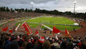 Von 1951 bis 2009 trug der FC Augsburg seine Partien im altehrwürdigen Rosenaustadion aus. Beim Rosenaustadion handelt es sich um ein Mehrzweckstadion mit Leichtathletikanlage in klassischer Ellipsenform. Der FCA zog 2009 in die WWK-Arena um.