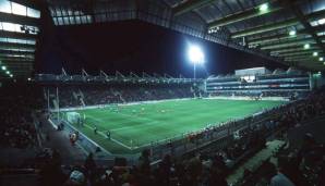 Bevor in Leverkusen die chice BayArena entstand, spielte die Werkself zuvor im Ulrich-Haberland-Stadion. Die neue Arena wurde in das alte Stadion hineingebaut. Die Südtribüne erkennt man immer noch.