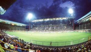 Anfangs fasste das Dortmunder Westfalenstadion nur 54.000 Zuschauer. Das Eröffnungsspiel verlor der BVB übrigens mit 0:3 gegen Schalke. Seit dem Umbau zur WM 2006 das größte Stadion der Bundesrepublik.