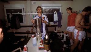 Götz mit der UEFA-Pokal-Trophäe nach dem Finalsieg gegen Espanyol Barcelona 1988.