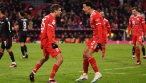 Thomas Müller (li.) und Jamal Musiala jubeln über ein Tor des FC Bayern.