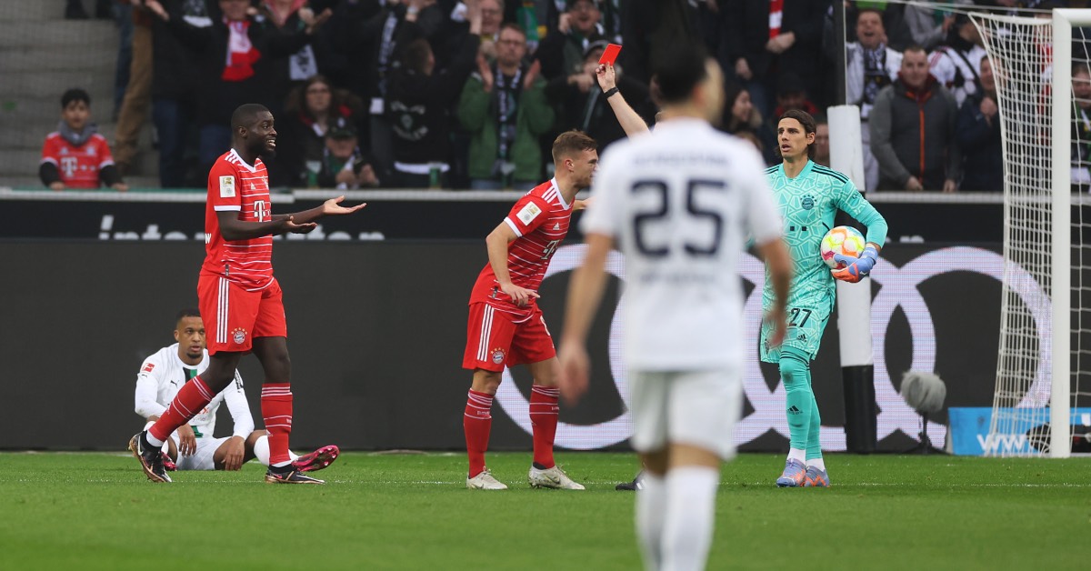 Vorentscheidende Szene? Dayot Upamecano sieht früh die rote Karte.