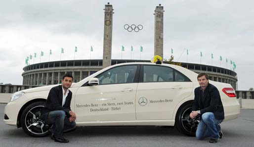 Thomas Helmer (r.) und Yildiray Bastürk - mit dem Mercedes-Benz-E-Klasse-Taxi durch Berlin