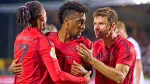 Thomas Müller (von re.), Kinhsley Coman und Michael Olise freuen sich über ein Tor des FCB beim 4:0 bheim SSV Ulm in der ersten Runde des DFB-POkals.