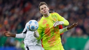 Für diese Szene sah Manuel Neuer seinen erste Rote Karte als Profi.