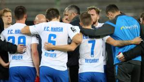 Die Spieler von Hansa Rostock stehen nach dem Spiel gegen Kaiserslautern gemeinsam im Kreis.