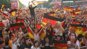 In Berlin werden sich tausende Menschen nicht nur die Spiele des DFB-Teams bei Public Viewings ansehen.