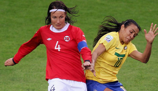 Norwegens Spielführerin Ingvild Stensland (l.) hatte gegen Brasiliens Marta oft das Nachsehen