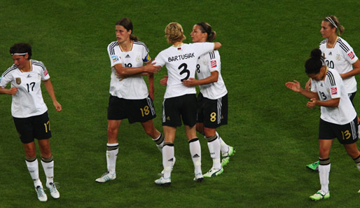 Die DFB-Damen bejubeln nach dem 4:2-Sieg über Frankreich den Gruppensieg