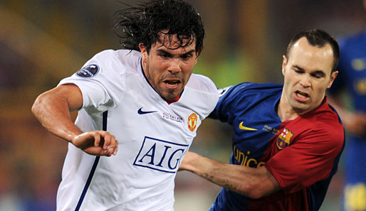 Carlos Tevez (l.) verlor das Champions-League-Finale gegen Barcelona mit Andres Iniesta