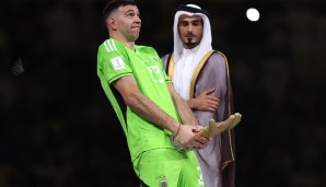 Emiliano Martínez und der etwas zweckentfremdete Goldene Handschuh für den besten Torhüter der WM.