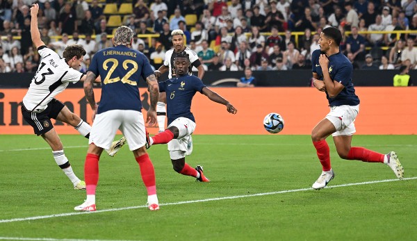 Der perfekte Start! Thomas Müller schießt Deutschland früh in Führung.