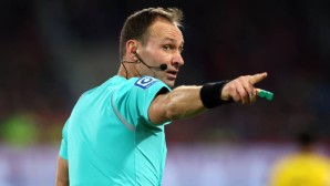 Bastian Dankert ist beim UEFA Supercup als Video-Assistent im Einsatz.