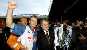 Vereinsbesitzer Jack Walker mit Stürmer Alan Shearer und der Premier-League-Trophäe.