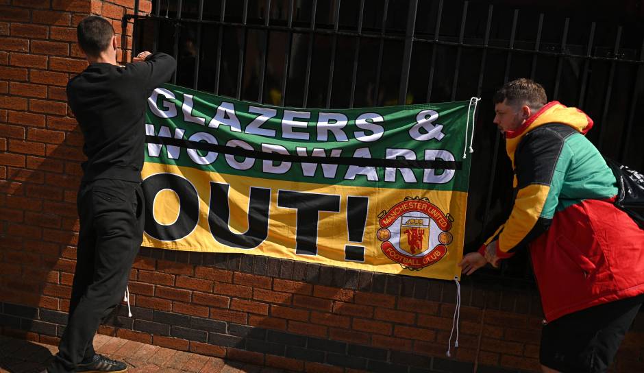 Manchester-United-Fans stürmen das Old Trafford vor ...