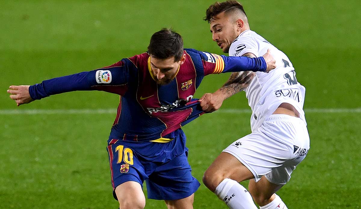 Very close – and time for small talk: Pablo Maffeo with special man coverage against Lionel Messi