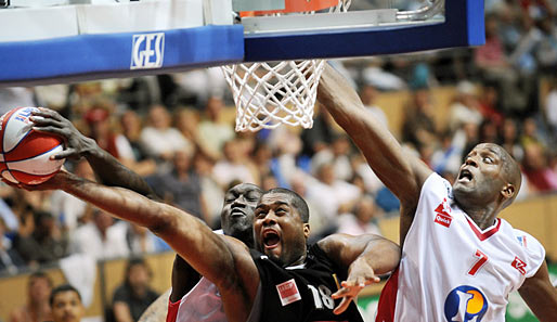 Nate Gerwig (m.) kam vom BV Chemnitz 99ers zu den Paderborn Baskets