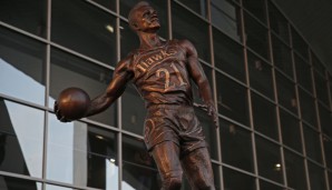 Highflyer Dominique Wilkins steht vor der Phillips Arena zu Atlanta in der Luft