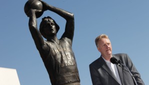 Auch Larry Bird wurde in Stein gemeißelt. Sein Ebenbild ziert die Indiana State University, für die er drei Jahre auflief