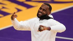 LeBron James freut sich über seinen Ring.