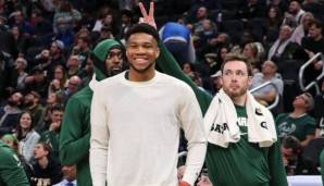 SCHERZKEKS DES TAGES: Giannis Antetokounmpo bekam eine Pause gegen die Wizards und wollte nach dem Sieg nur ein süßes Bild machen, doch Pat Connaughton ließ das nicht zu.