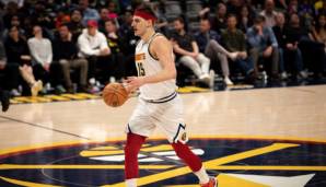 Was war passiert? Der Nuggets-Star bekam unglücklich einen Ellbogen an die Schläfe, das Blut tropfte im wahrsten Sinne des Wortes von seinem Gesicht. Aber Jokic kam natürlich zurück, verwandelte sich in Headband-Jokic und dominierte mit 35/16/6.