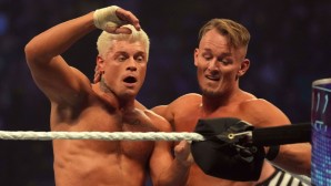 Ludwig Kaiser (r.) und Cody Rhodes duellieren sich im Ring.